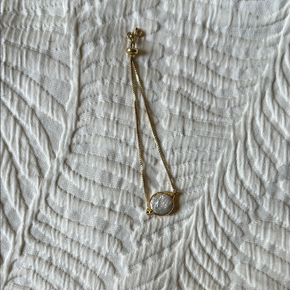 Elegant Gold Bracelet with Pearl Accent